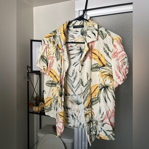 Flowy bohemian blouse. Toned down Hawaiian shirt 🌺🪩✨